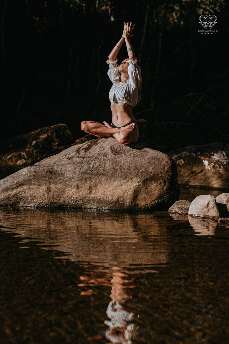 ensaio feminino naturalista mulher na cachoeira nua em poses de yoga beleza feminina ao natural boudoir fotos nayara andrade retratos de mulher