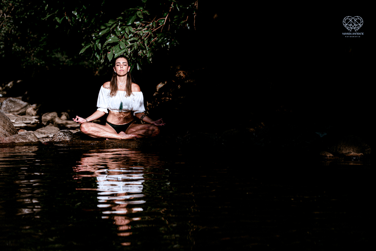 ensaio feminino naturalista mulher na cachoeira nua em poses de yoga beleza feminina ao natural boudoir fotos nayara andrade retratos de mulher