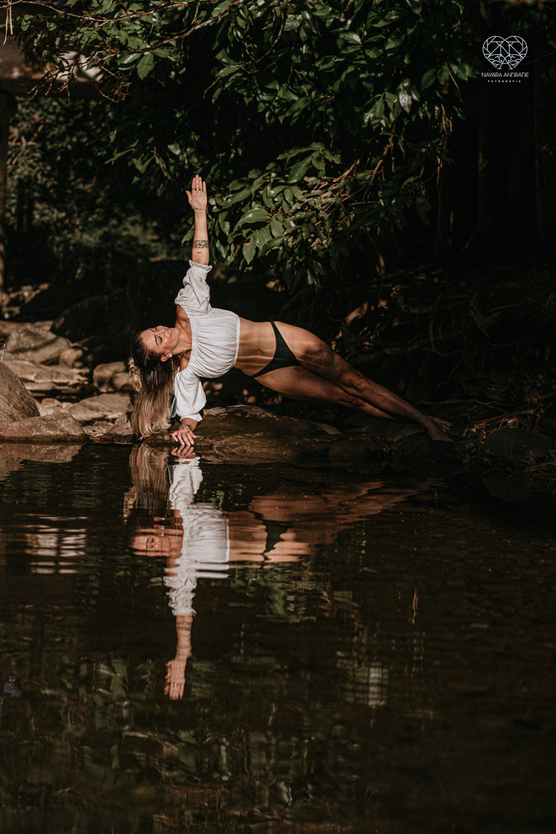ensaio feminino naturalista mulher na cachoeira nua em poses de yoga beleza feminina ao natural boudoir fotos nayara andrade retratos de mulher
