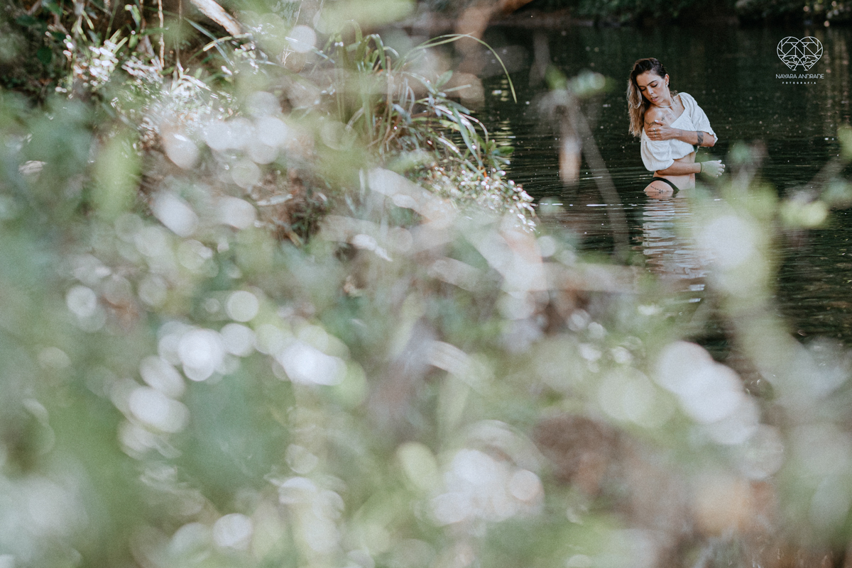 ensaio feminino naturalista mulher na cachoeira nua em poses de yoga beleza feminina ao natural boudoir fotos nayara andrade retratos de mulher