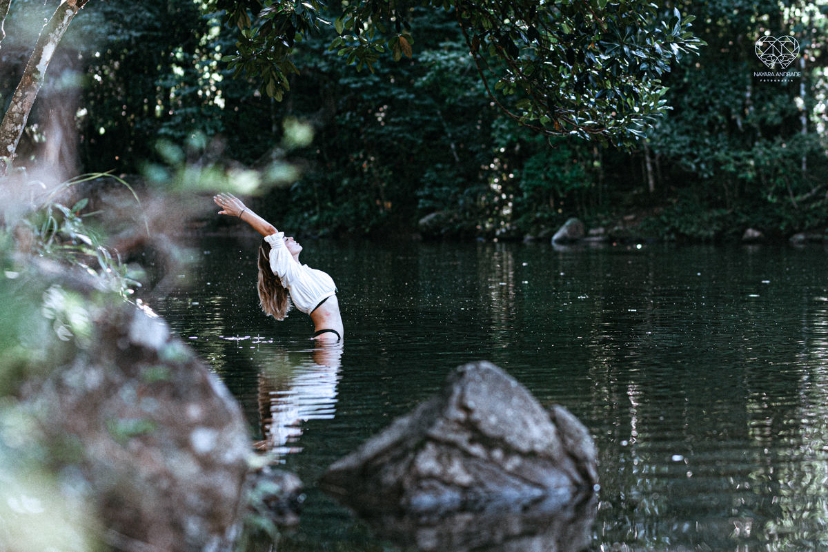 ensaio feminino naturalista mulher na cachoeira nua em poses de yoga beleza feminina ao natural boudoir fotos nayara andrade retratos de mulher