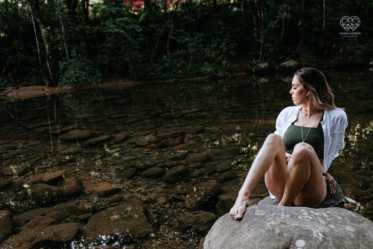 ensaio feminino naturalista mulher na cachoeira nua em poses de yoga beleza feminina ao natural boudoir fotos nayara andrade retratos de mulher
