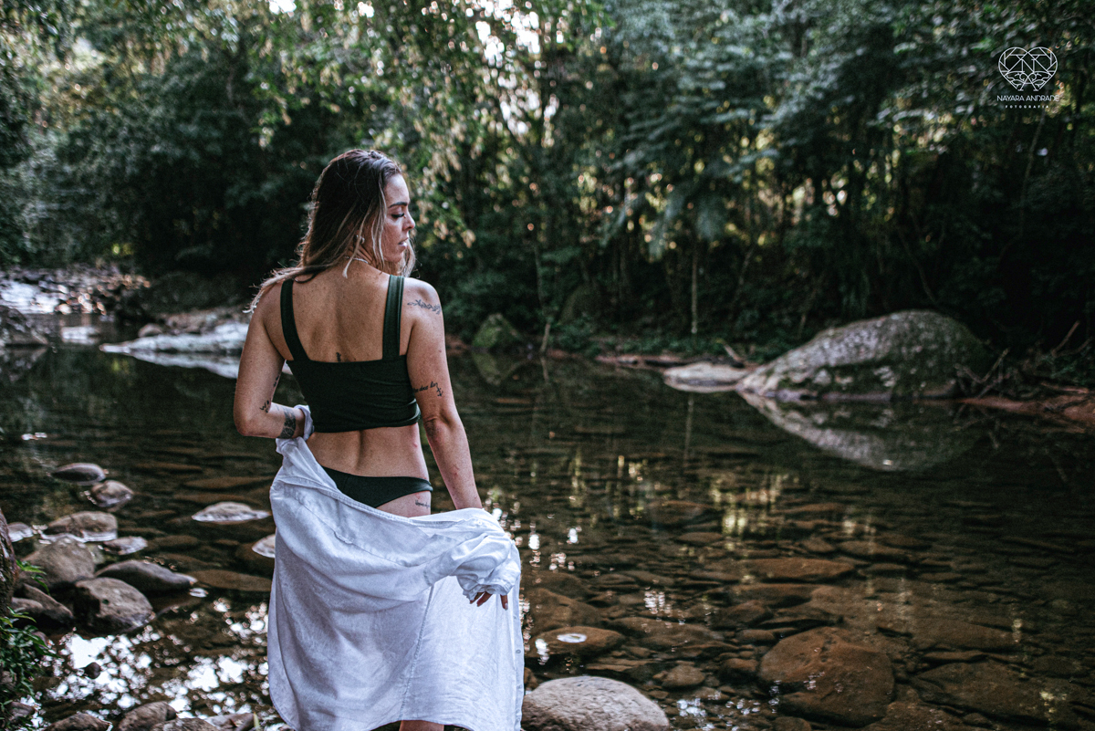 ensaio feminino naturalista mulher na cachoeira nua em poses de yoga beleza feminina ao natural boudoir fotos nayara andrade retratos de mulher