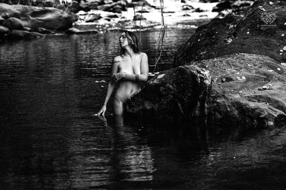 ensaio feminino naturalista mulher na cachoeira nua em poses de yoga beleza feminina ao natural boudoir fotos nayara andrade retratos de mulher