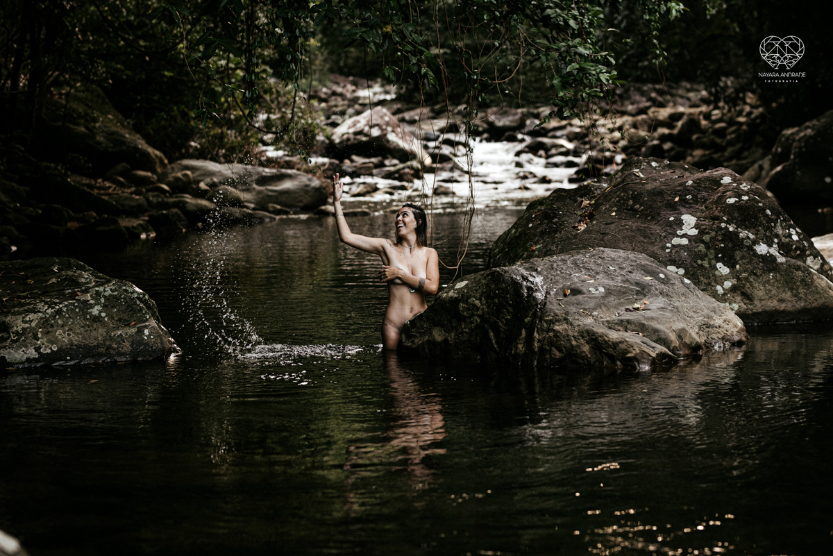 ensaio feminino naturalista mulher na cachoeira nua em poses de yoga beleza feminina ao natural boudoir fotos nayara andrade retratos de mulher