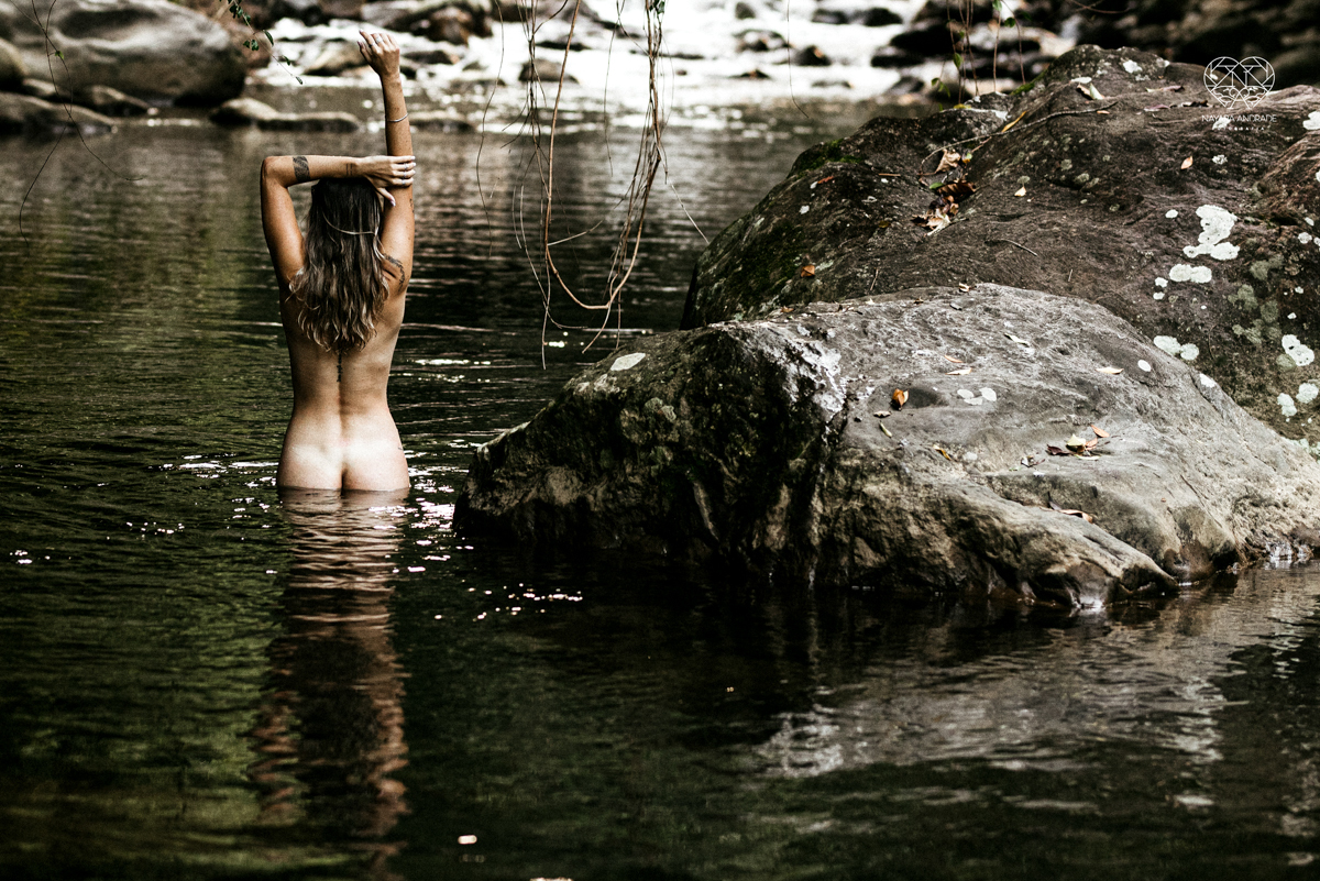 ensaio feminino naturalista mulher na cachoeira nua em poses de yoga beleza feminina ao natural boudoir fotos nayara andrade retratos de mulher