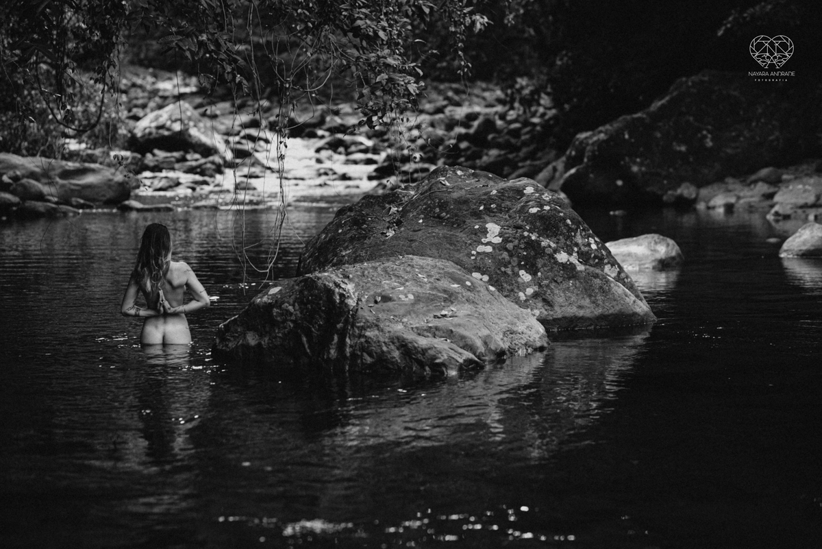 ensaio feminino naturalista mulher na cachoeira nua em poses de yoga beleza feminina ao natural boudoir fotos nayara andrade retratos de mulher