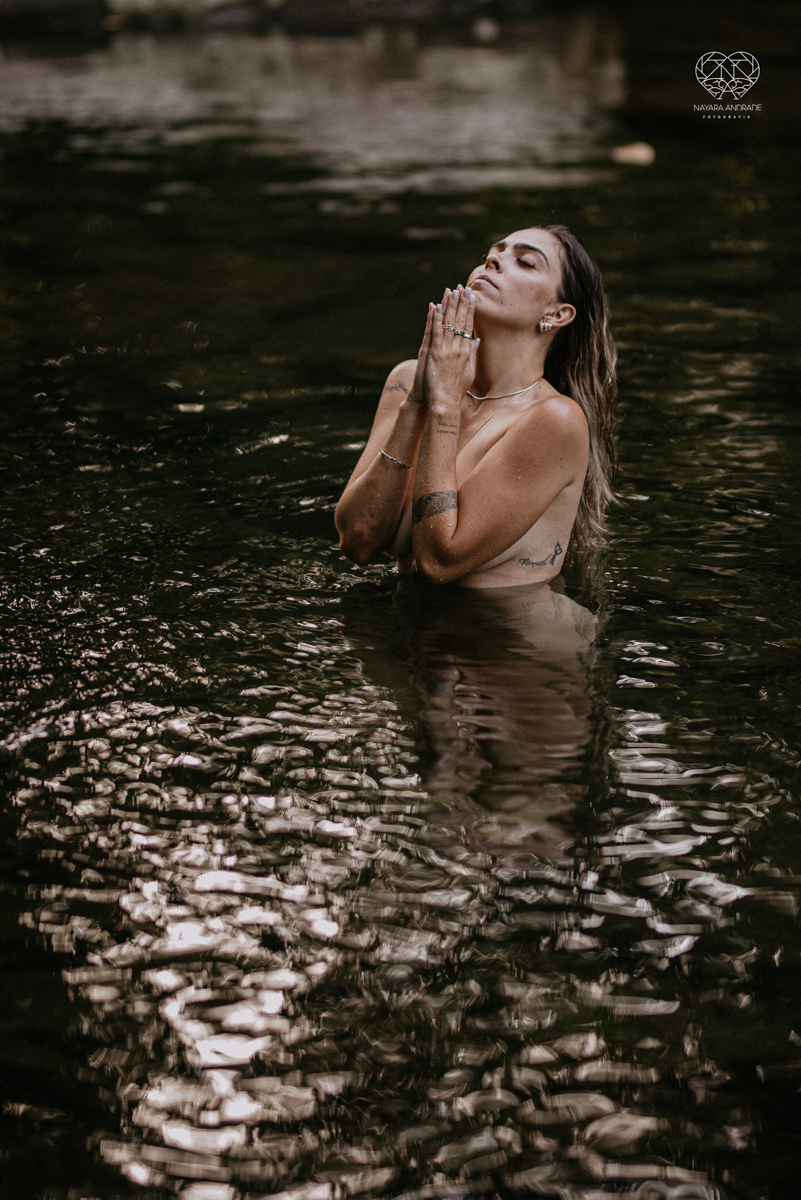 ensaio feminino naturalista mulher na cachoeira nua em poses de yoga beleza feminina ao natural boudoir fotos nayara andrade retratos de mulher