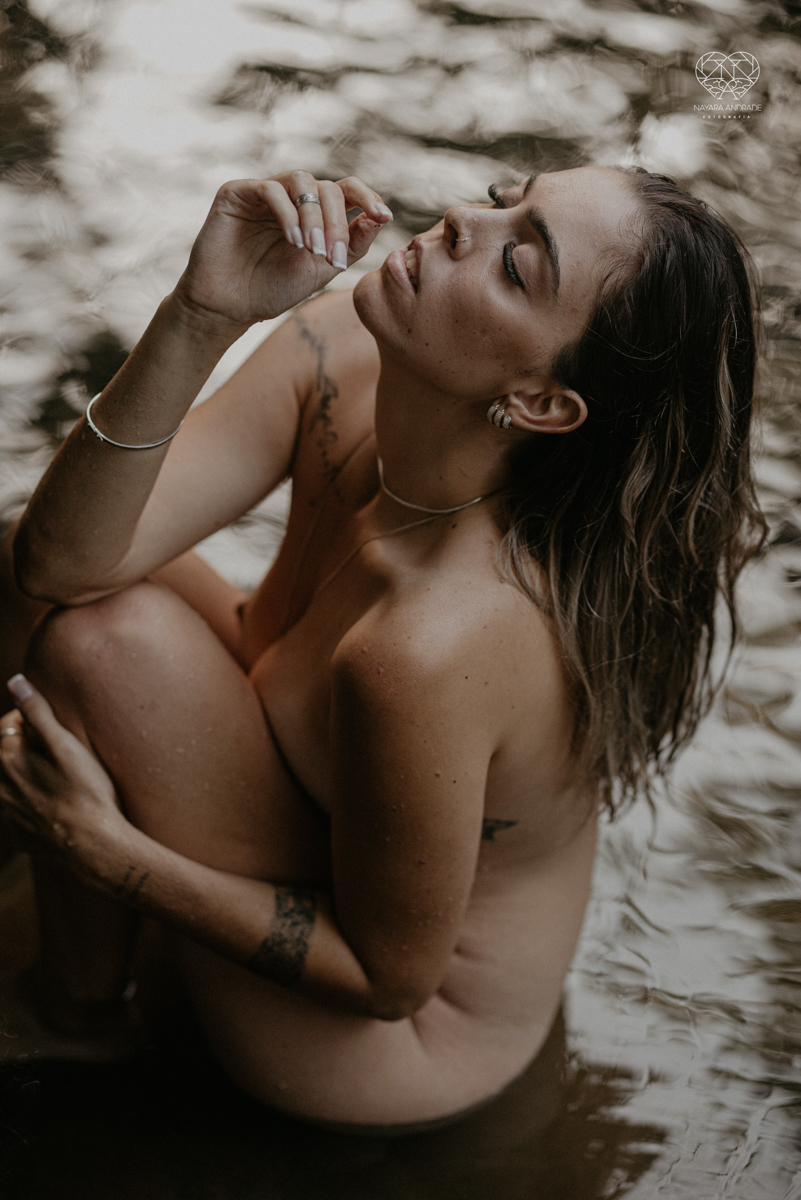ensaio feminino naturalista mulher na cachoeira nua em poses de yoga beleza feminina ao natural boudoir fotos nayara andrade retratos de mulher