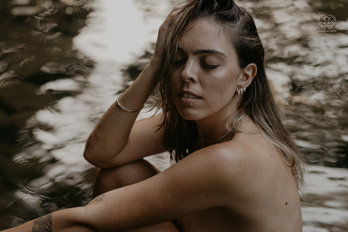 ensaio feminino naturalista mulher na cachoeira nua em poses de yoga beleza feminina ao natural boudoir fotos nayara andrade retratos de mulher