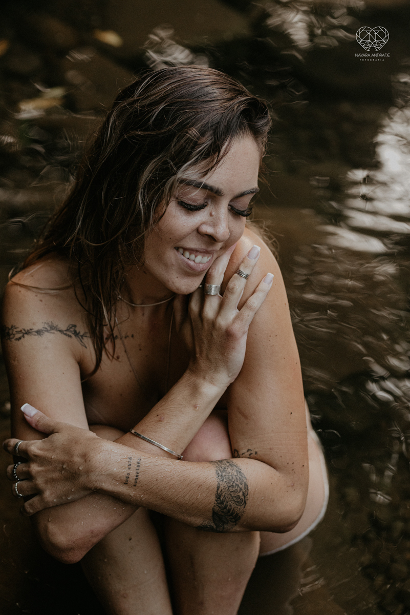 ensaio feminino naturalista mulher na cachoeira nua em poses de yoga beleza feminina ao natural boudoir fotos nayara andrade retratos de mulher