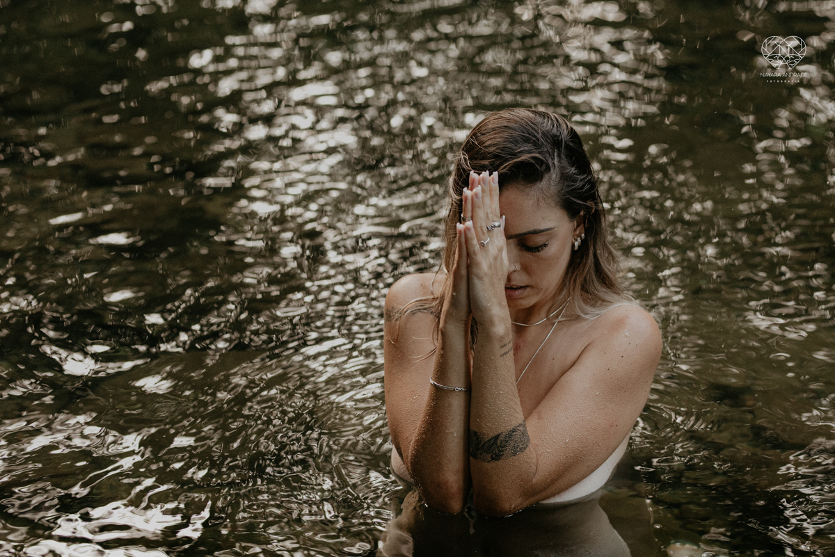 ensaio feminino naturalista mulher na cachoeira nua em poses de yoga beleza feminina ao natural boudoir fotos nayara andrade retratos de mulher
