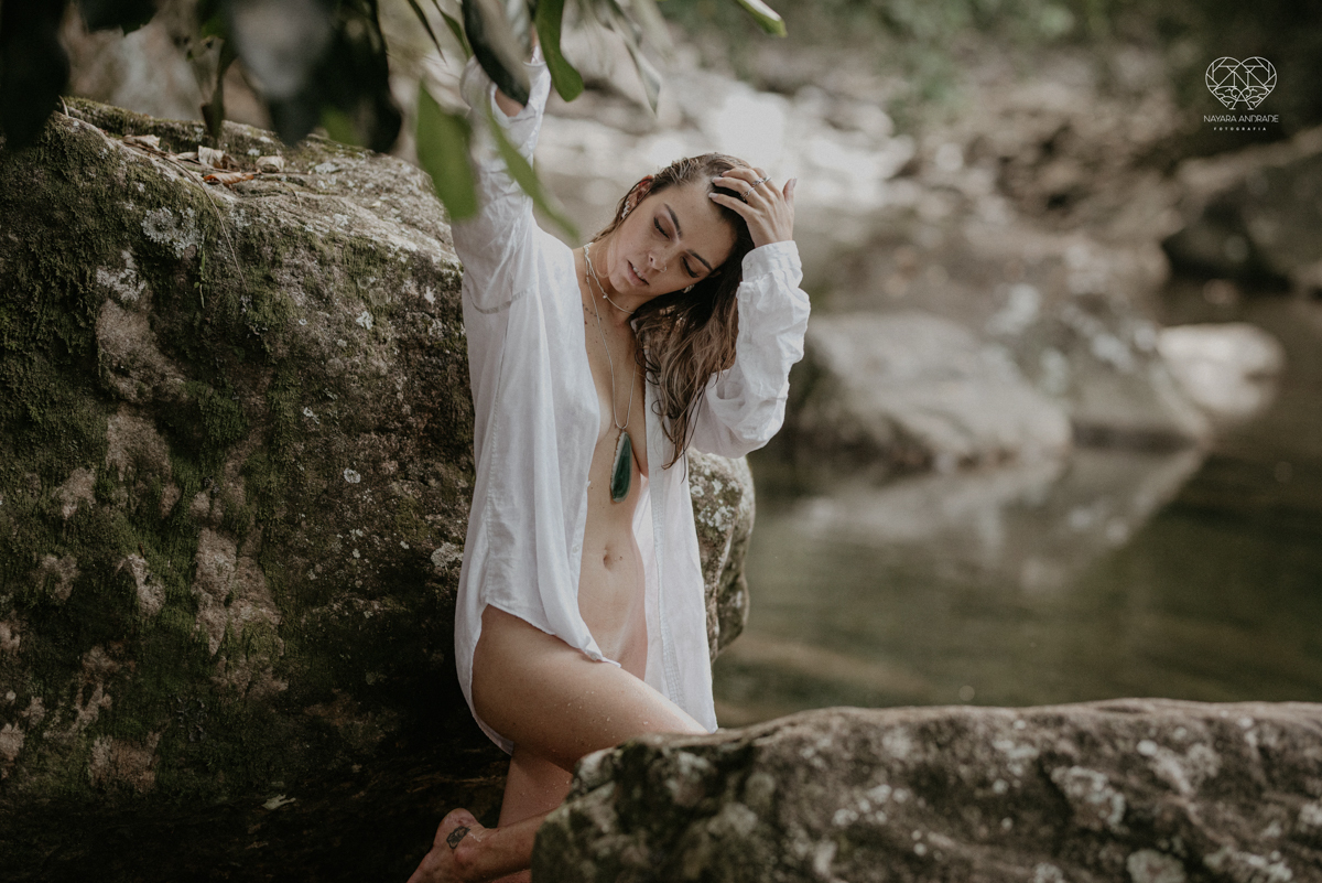 ensaio feminino naturalista mulher na cachoeira nua em poses de yoga beleza feminina ao natural boudoir fotos nayara andrade retratos de mulher