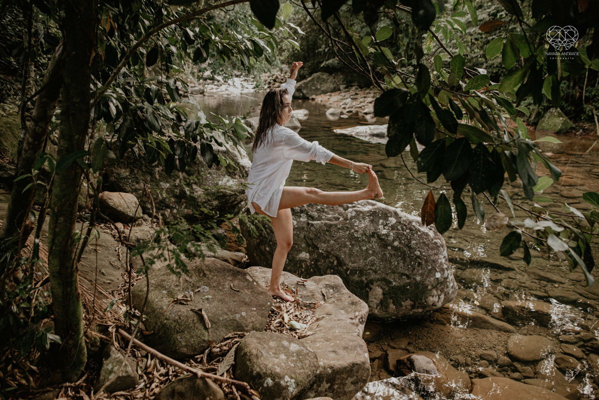 ensaio feminino naturalista mulher na cachoeira nua em poses de yoga beleza feminina ao natural boudoir fotos nayara andrade retratos de mulher