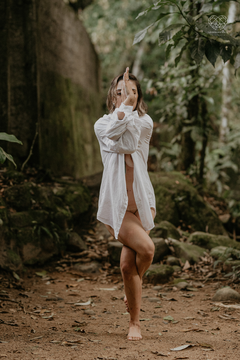 ensaio feminino naturalista mulher na cachoeira nua em poses de yoga beleza feminina ao natural boudoir fotos nayara andrade retratos de mulher