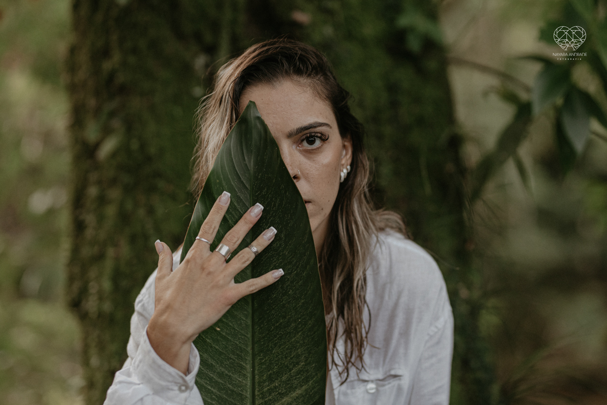 ensaio feminino naturalista mulher na cachoeira nua em poses de yoga beleza feminina ao natural boudoir fotos nayara andrade retratos de mulher