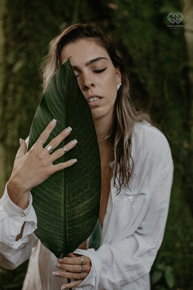 ensaio feminino naturalista mulher na cachoeira nua em poses de yoga beleza feminina ao natural boudoir fotos nayara andrade retratos de mulher