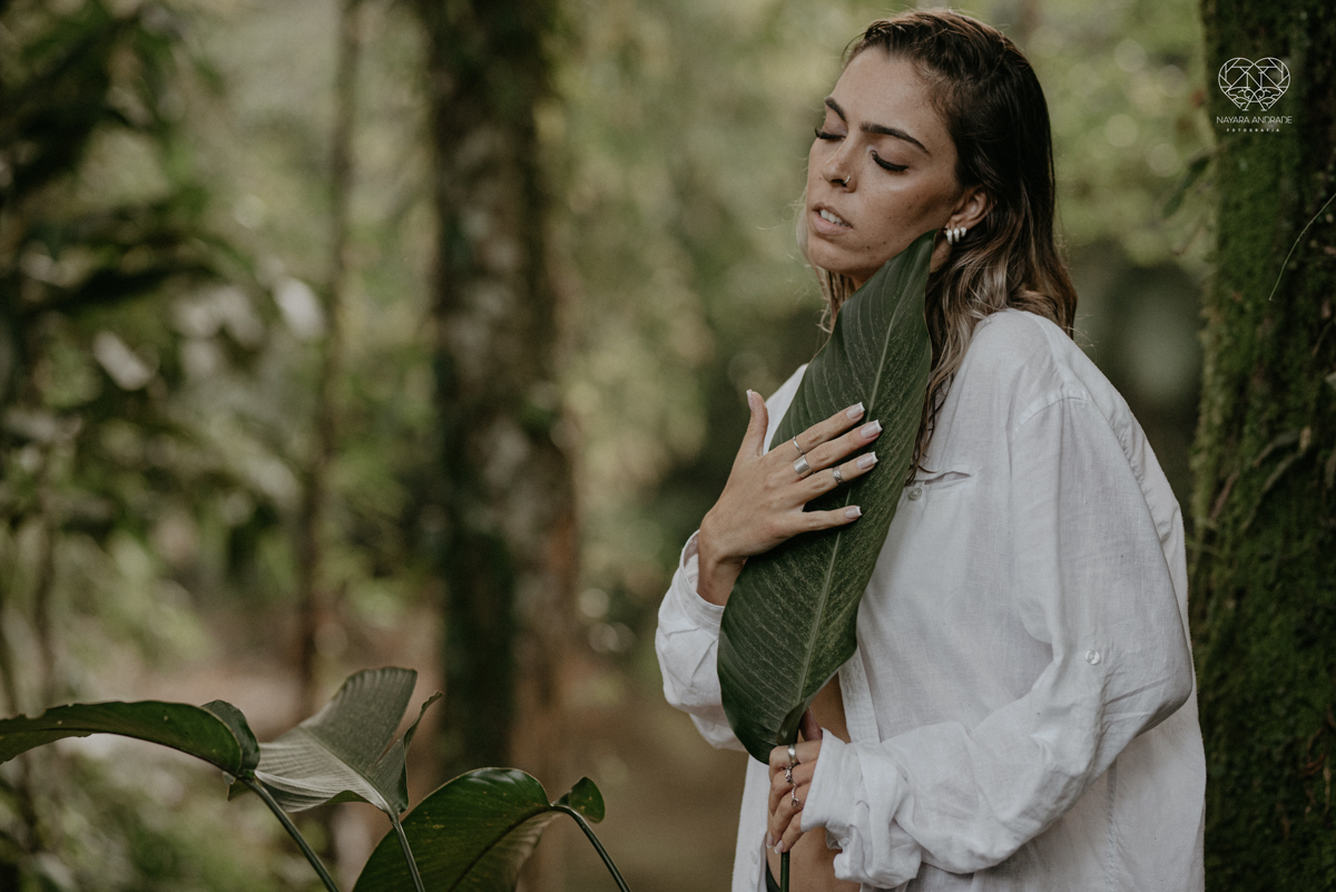 ensaio feminino naturalista mulher na cachoeira nua em poses de yoga beleza feminina ao natural boudoir fotos nayara andrade retratos de mulher