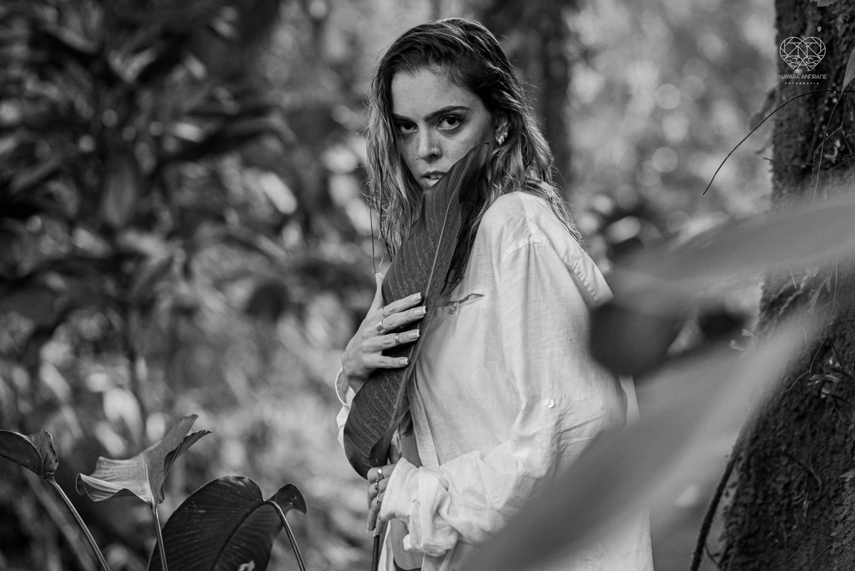 ensaio feminino naturalista mulher na cachoeira nua em poses de yoga beleza feminina ao natural boudoir fotos nayara andrade retratos de mulher