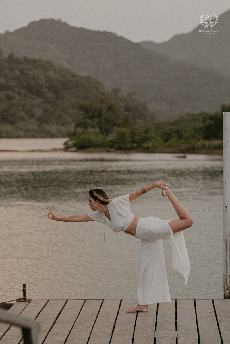 ensaio feminino naturalista mulher na cachoeira nua em poses de yoga beleza feminina ao natural boudoir fotos nayara andrade retratos de mulher