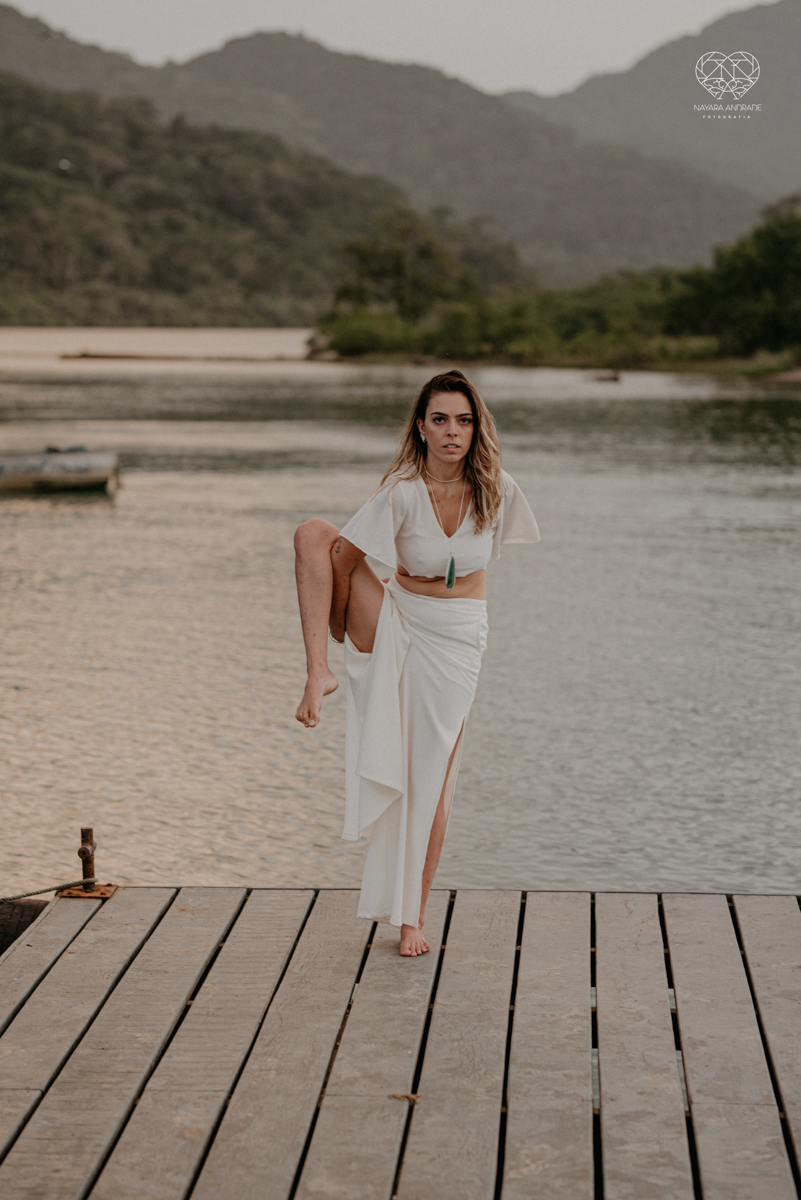 ensaio feminino naturalista mulher na cachoeira nua em poses de yoga beleza feminina ao natural boudoir fotos nayara andrade retratos de mulher