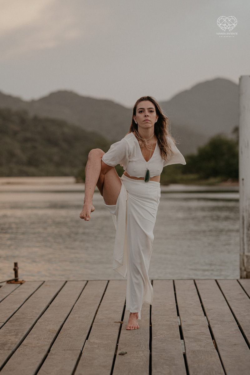 ensaio feminino naturalista mulher na cachoeira nua em poses de yoga beleza feminina ao natural boudoir fotos nayara andrade retratos de mulher