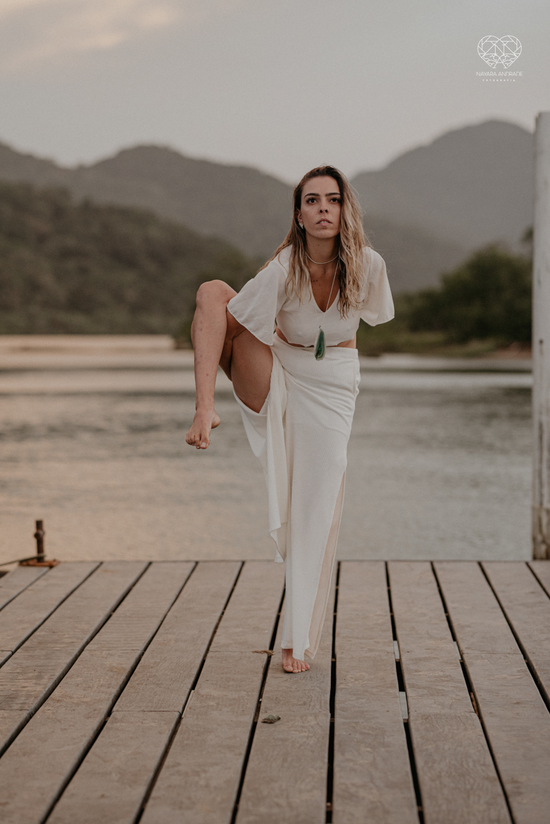 ensaio feminino naturalista mulher na cachoeira nua em poses de yoga beleza feminina ao natural boudoir fotos nayara andrade retratos de mulher