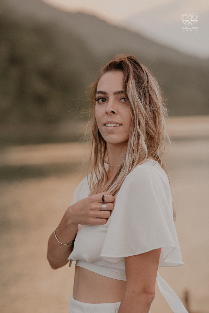 ensaio feminino naturalista mulher na cachoeira nua em poses de yoga beleza feminina ao natural boudoir fotos nayara andrade retratos de mulher