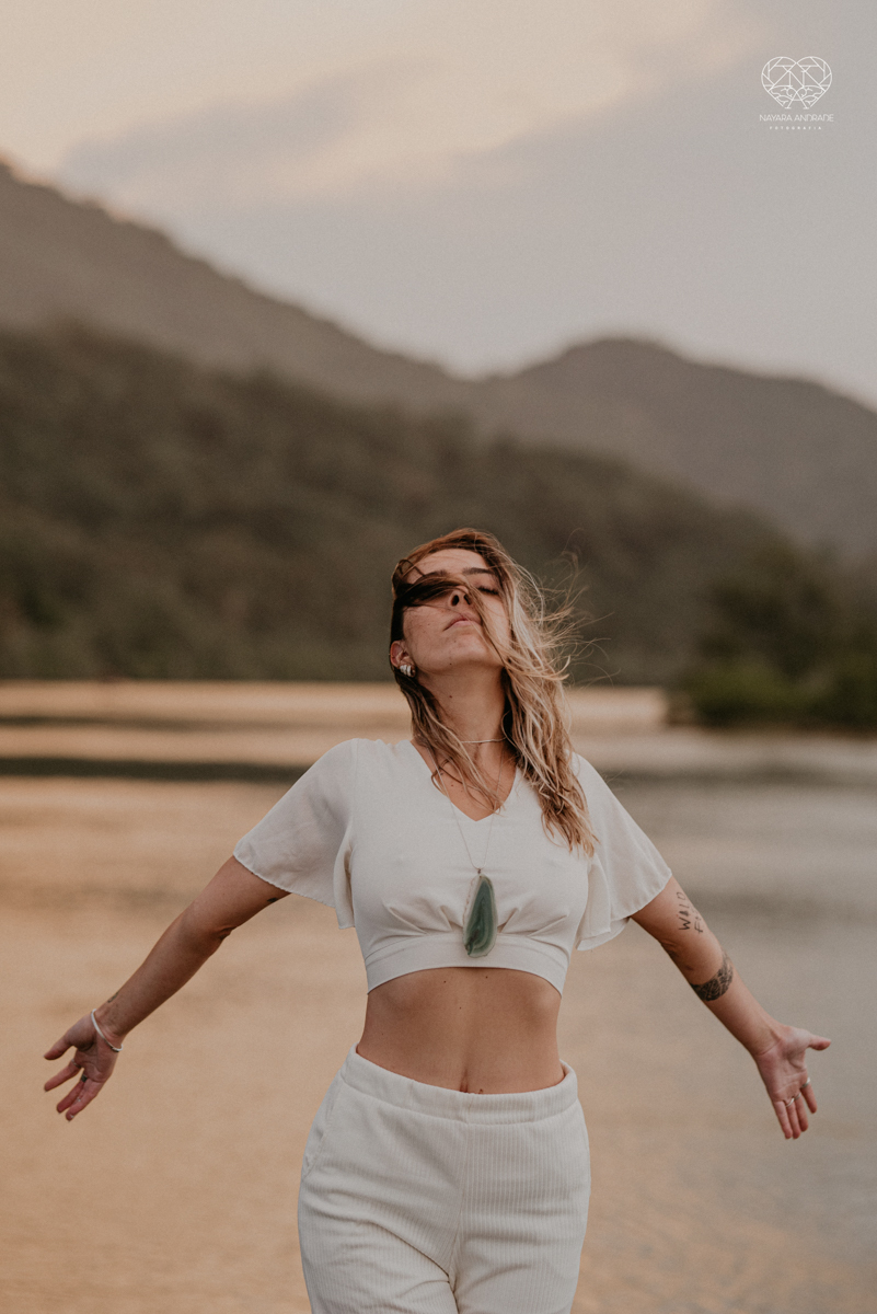 ensaio feminino naturalista mulher na cachoeira nua em poses de yoga beleza feminina ao natural boudoir fotos nayara andrade retratos de mulher