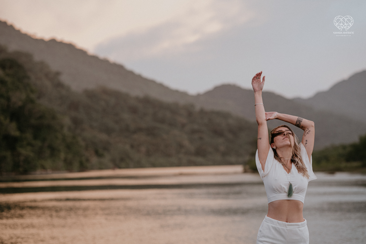 ensaio feminino naturalista mulher na cachoeira nua em poses de yoga beleza feminina ao natural boudoir fotos nayara andrade retratos de mulher