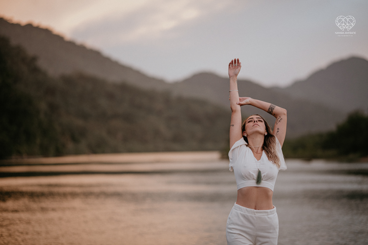 ensaio feminino naturalista mulher na cachoeira nua em poses de yoga beleza feminina ao natural boudoir fotos nayara andrade retratos de mulher
