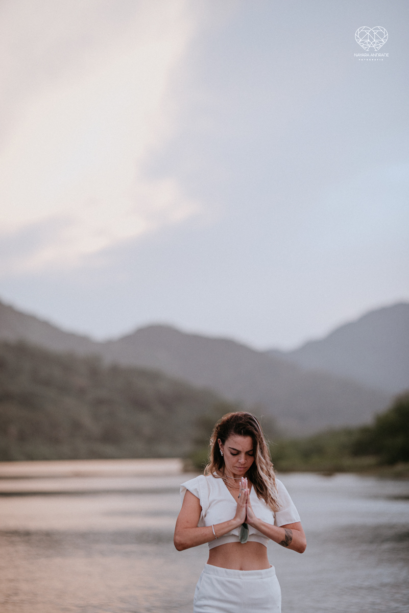 ensaio feminino naturalista mulher na cachoeira nua em poses de yoga beleza feminina ao natural boudoir fotos nayara andrade retratos de mulher