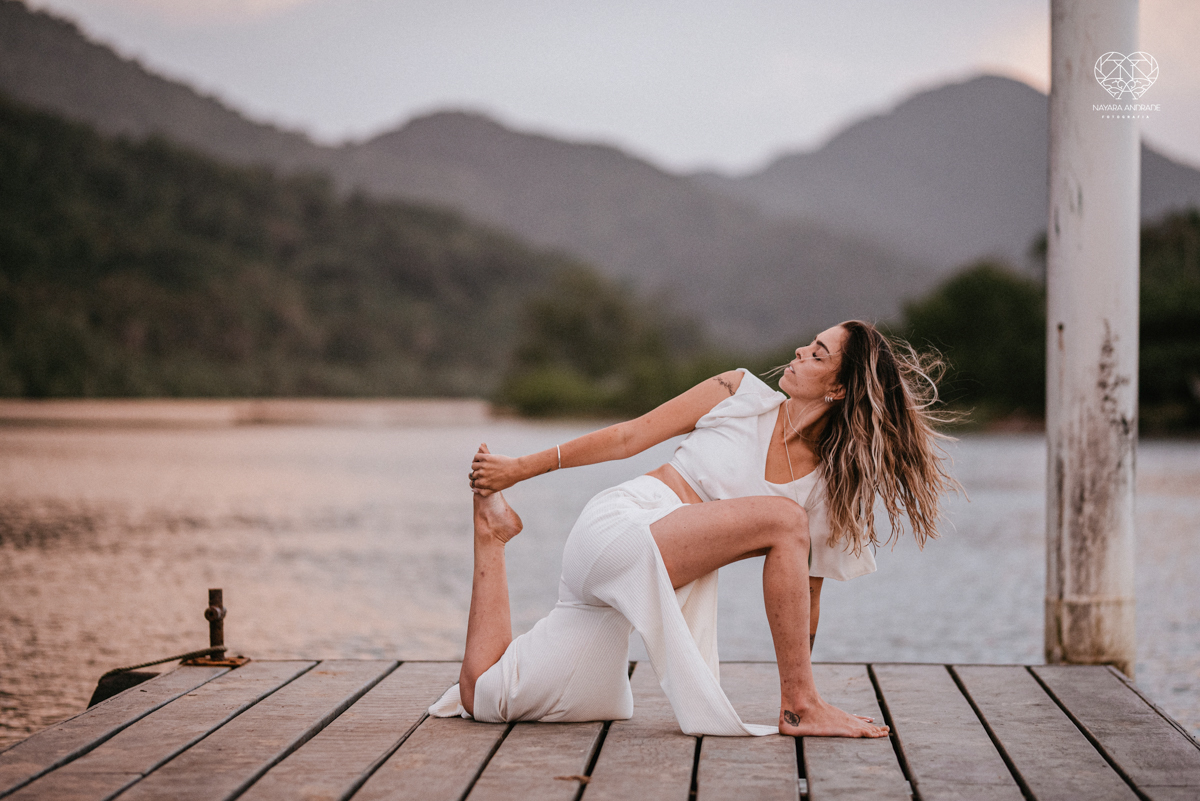 ensaio feminino naturalista mulher na cachoeira nua em poses de yoga beleza feminina ao natural boudoir fotos nayara andrade retratos de mulher