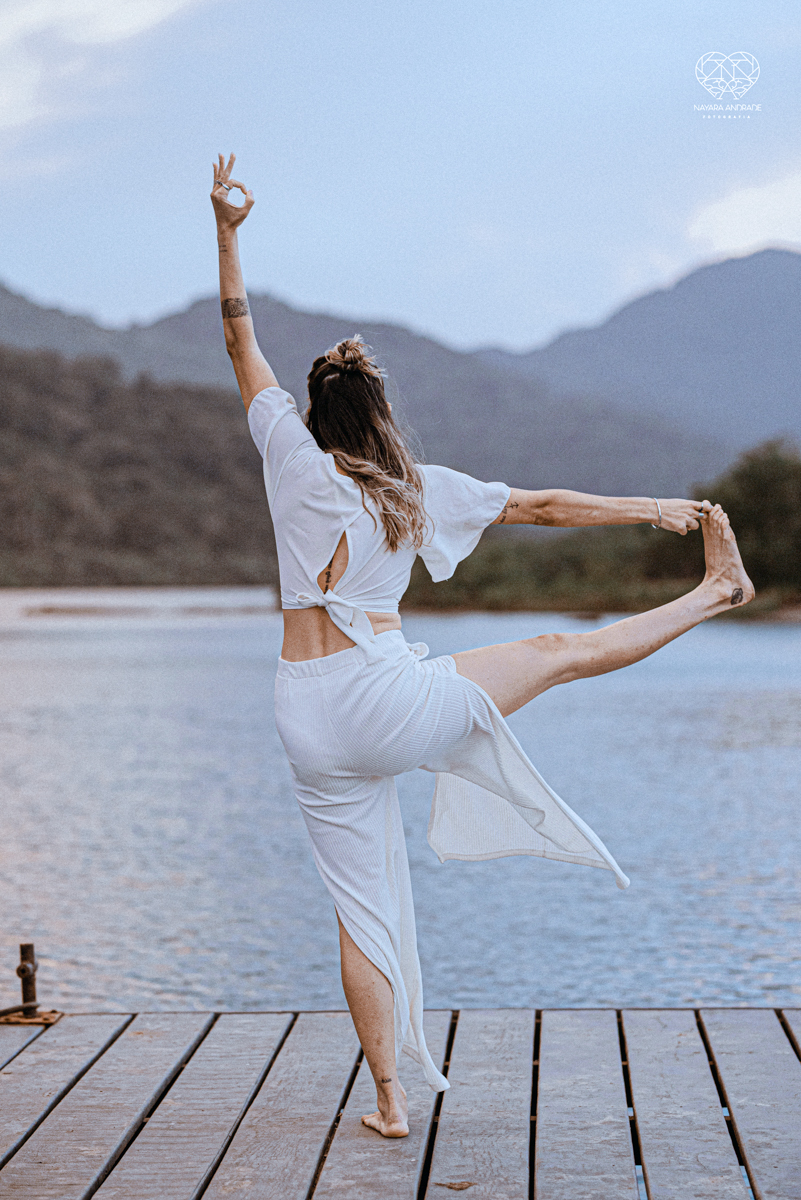 ensaio feminino naturalista mulher na cachoeira nua em poses de yoga beleza feminina ao natural boudoir fotos nayara andrade retratos de mulher