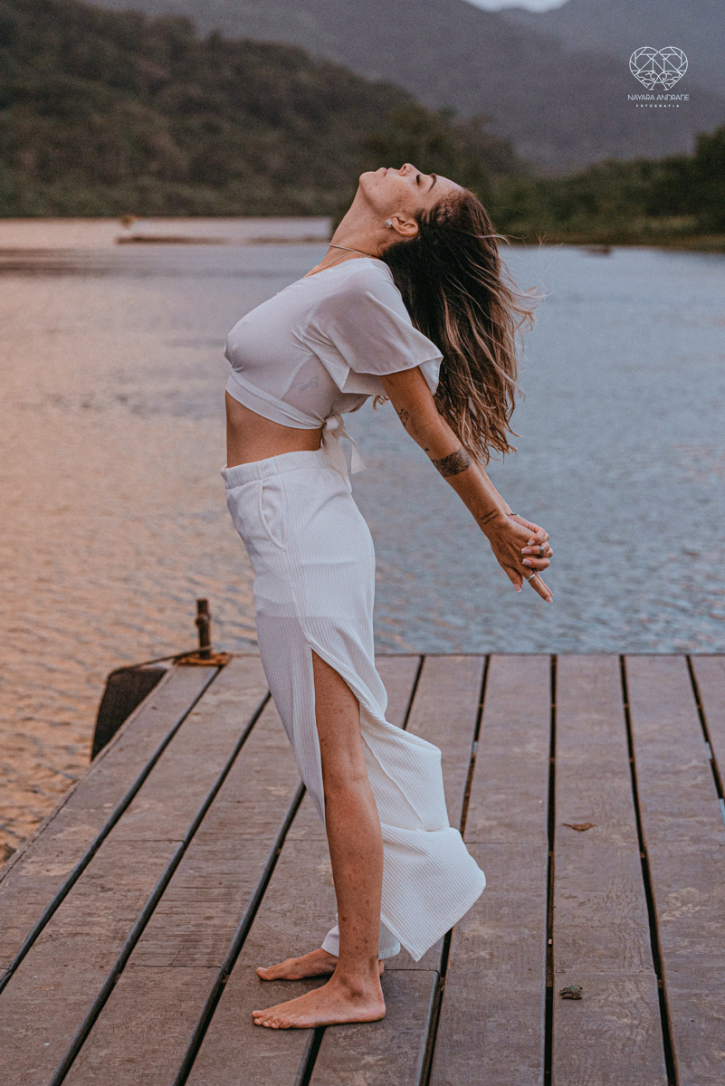 ensaio feminino naturalista mulher na cachoeira nua em poses de yoga beleza feminina ao natural boudoir fotos nayara andrade retratos de mulher