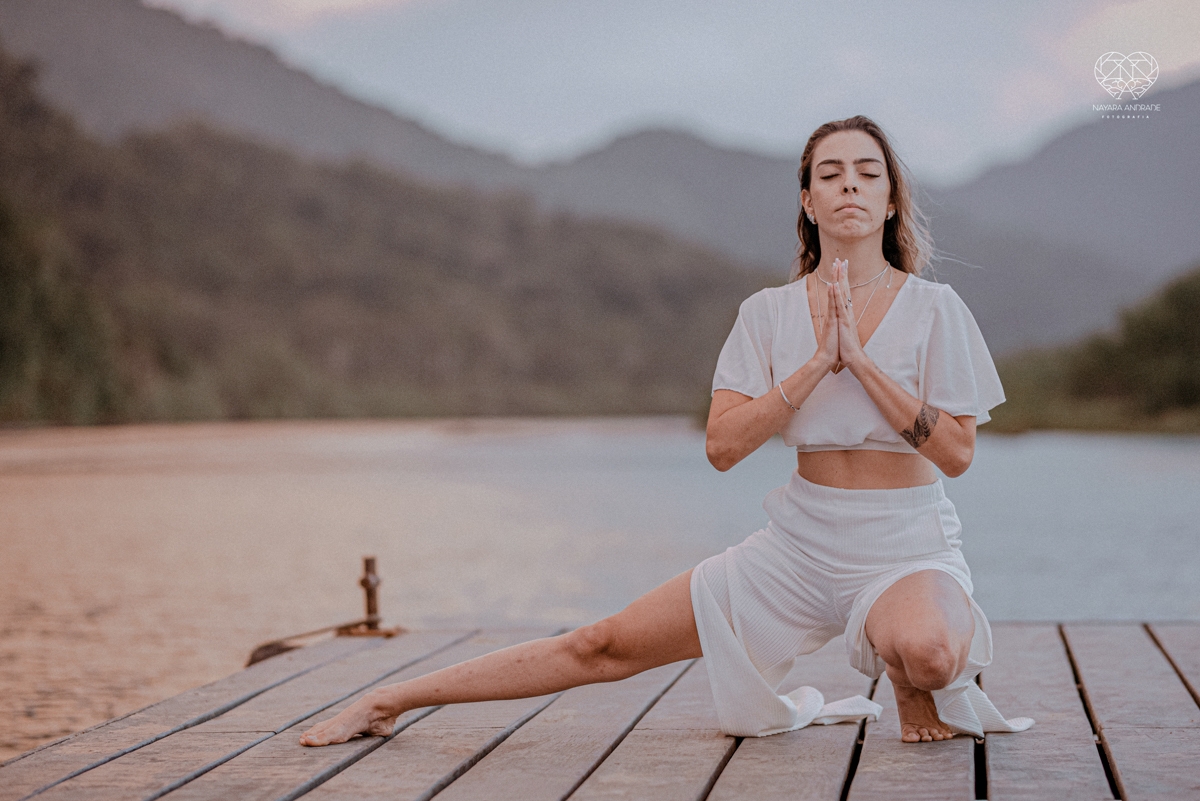 ensaio feminino naturalista mulher na cachoeira nua em poses de yoga beleza feminina ao natural boudoir fotos nayara andrade retratos de mulher