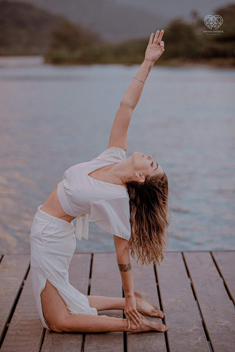 ensaio feminino naturalista mulher na cachoeira nua em poses de yoga beleza feminina ao natural boudoir fotos nayara andrade retratos de mulher