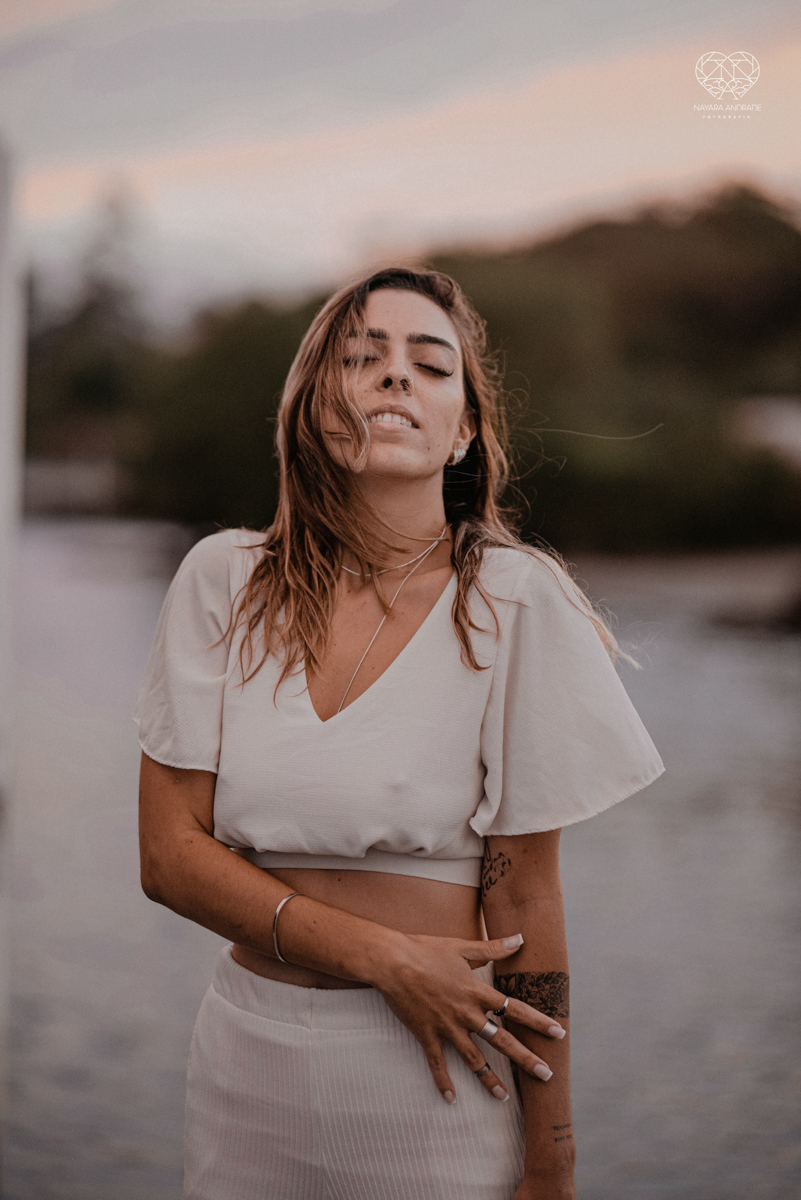 ensaio feminino naturalista mulher na cachoeira nua em poses de yoga beleza feminina ao natural boudoir fotos nayara andrade retratos de mulher