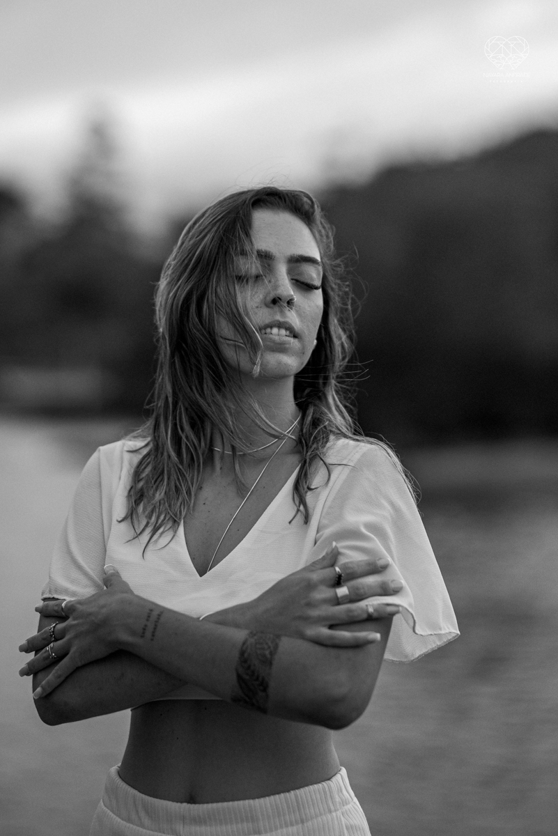 ensaio feminino naturalista mulher na cachoeira nua em poses de yoga beleza feminina ao natural boudoir fotos nayara andrade retratos de mulher