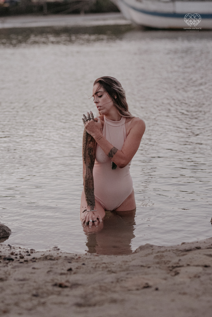 ensaio feminino naturalista mulher na cachoeira nua em poses de yoga beleza feminina ao natural boudoir fotos nayara andrade retratos de mulher