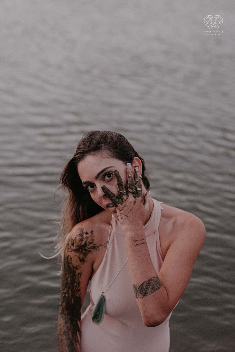 ensaio feminino naturalista mulher na cachoeira nua em poses de yoga beleza feminina ao natural boudoir fotos nayara andrade retratos de mulher