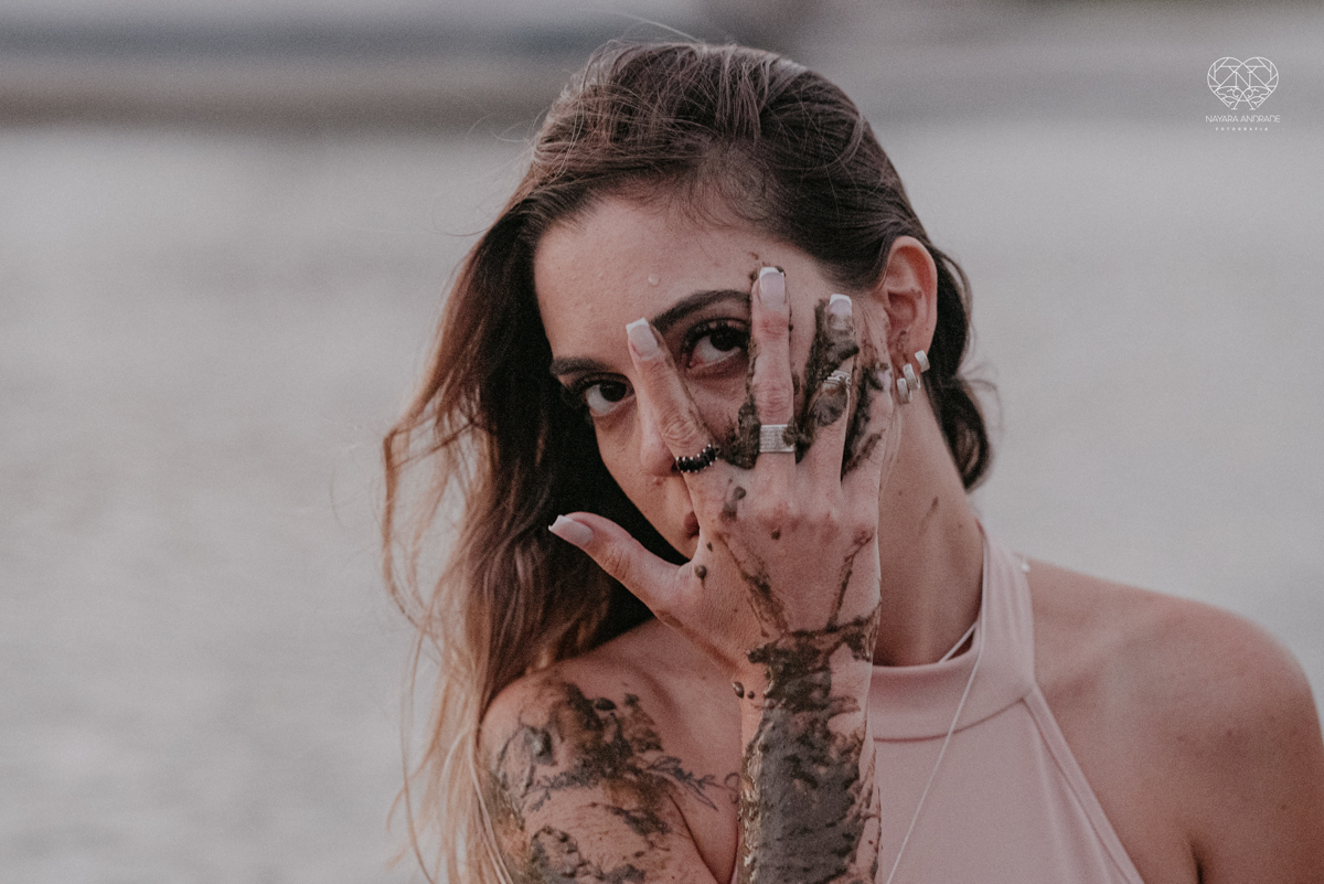 ensaio feminino naturalista mulher na cachoeira nua em poses de yoga beleza feminina ao natural boudoir fotos nayara andrade retratos de mulher