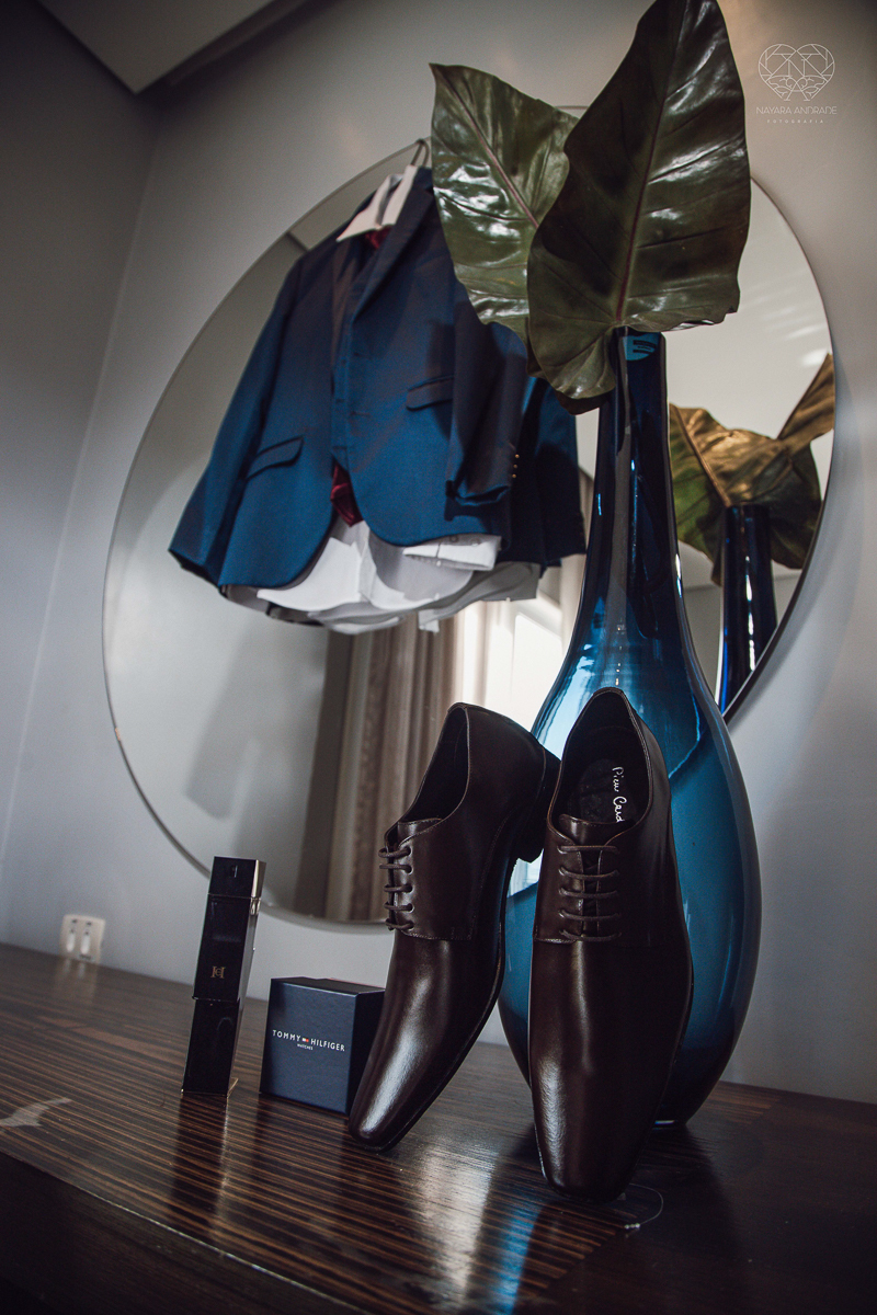 casamento classico emsantos com noivo de terno azul e noiva princesa fotos da fotografa premiada Nayara Andrade no coraçao de maria em santos igreja e festa no Sirio Libanes wedding centro de santos sao paulo