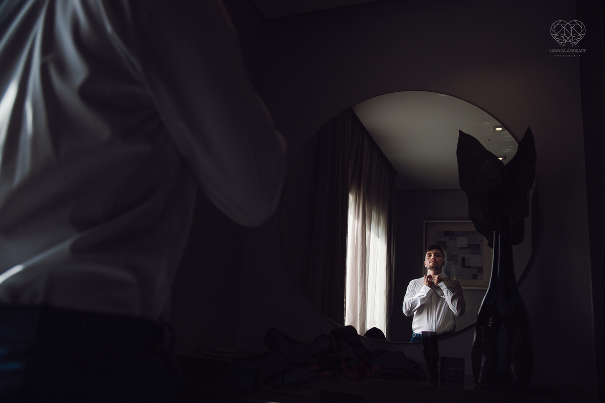 casamento classico emsantos com noivo de terno azul e noiva princesa fotos da fotografa premiada Nayara Andrade no coraçao de maria em santos igreja e festa no Sirio Libanes wedding centro de santos sao paulo