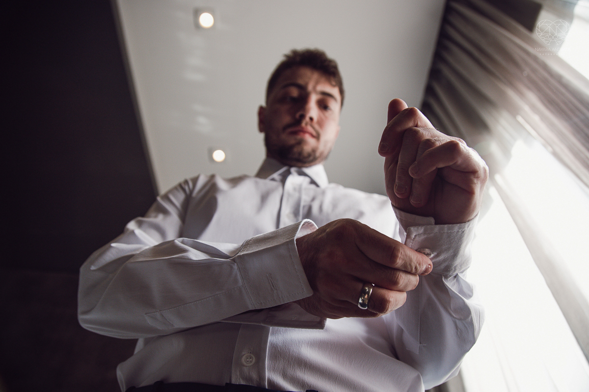 casamento classico emsantos com noivo de terno azul e noiva princesa fotos da fotografa premiada Nayara Andrade no coraçao de maria em santos igreja e festa no Sirio Libanes wedding centro de santos sao paulo