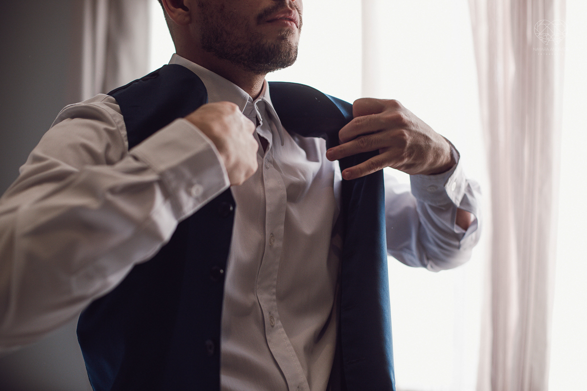 casamento classico emsantos com noivo de terno azul e noiva princesa fotos da fotografa premiada Nayara Andrade no coraçao de maria em santos igreja e festa no Sirio Libanes wedding centro de santos sao paulo
