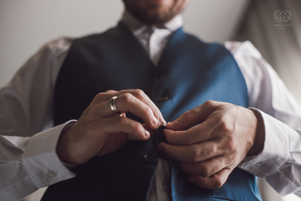 casamento classico emsantos com noivo de terno azul e noiva princesa fotos da fotografa premiada Nayara Andrade no coraçao de maria em santos igreja e festa no Sirio Libanes wedding centro de santos sao paulo