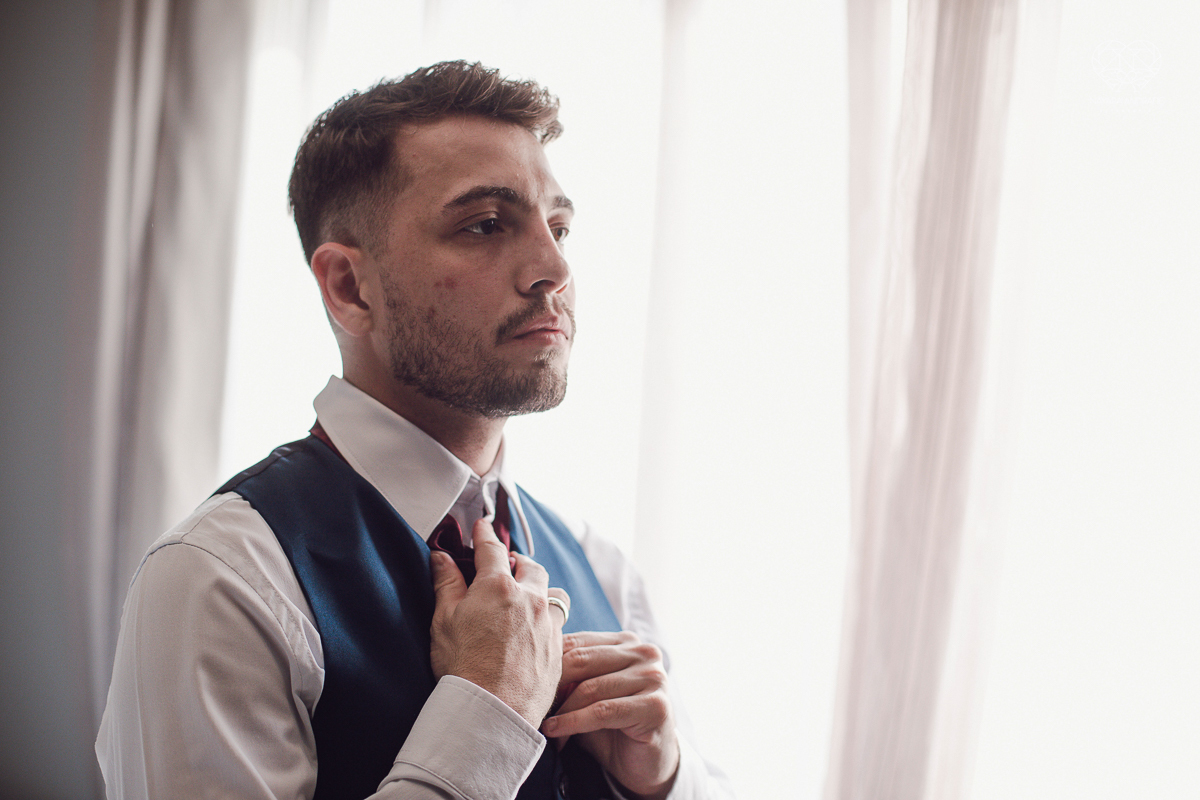 casamento classico emsantos com noivo de terno azul e noiva princesa fotos da fotografa premiada Nayara Andrade no coraçao de maria em santos igreja e festa no Sirio Libanes wedding centro de santos sao paulo