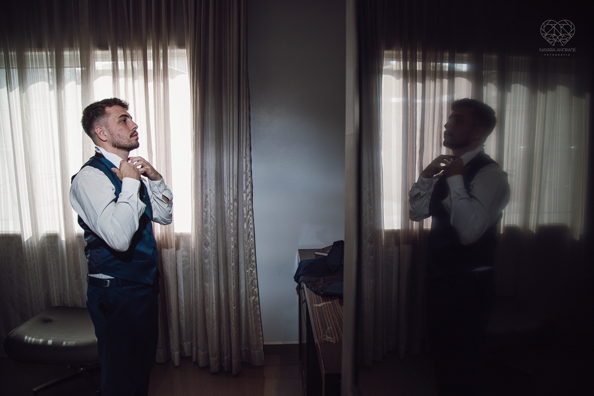 casamento classico emsantos com noivo de terno azul e noiva princesa fotos da fotografa premiada Nayara Andrade no coraçao de maria em santos igreja e festa no Sirio Libanes wedding centro de santos sao paulo