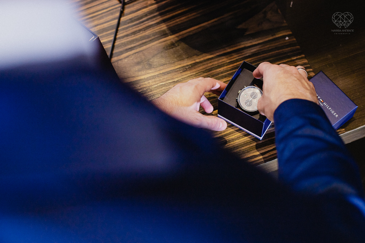 casamento classico emsantos com noivo de terno azul e noiva princesa fotos da fotografa premiada Nayara Andrade no coraçao de maria em santos igreja e festa no Sirio Libanes wedding centro de santos sao paulo
